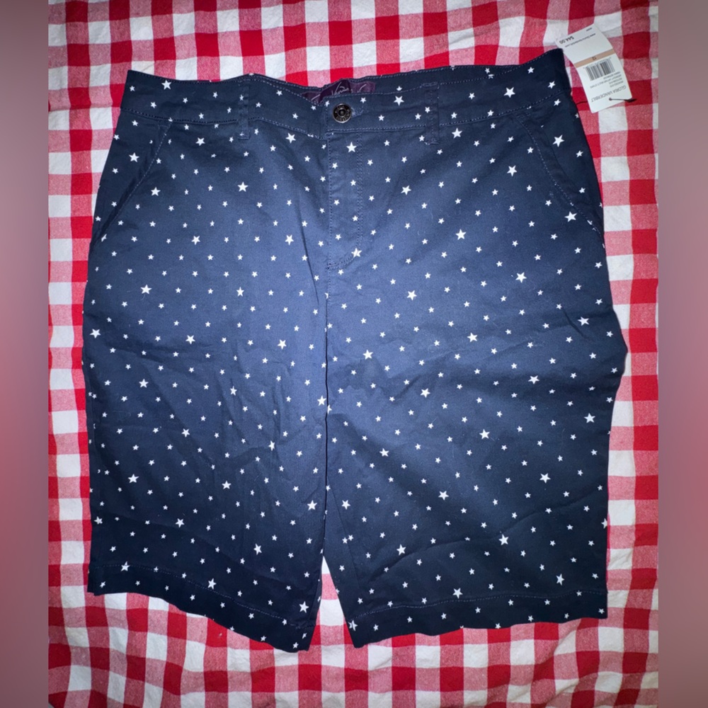 Gloria Vanderbilt navy Bermuda shorts with small star pattern
